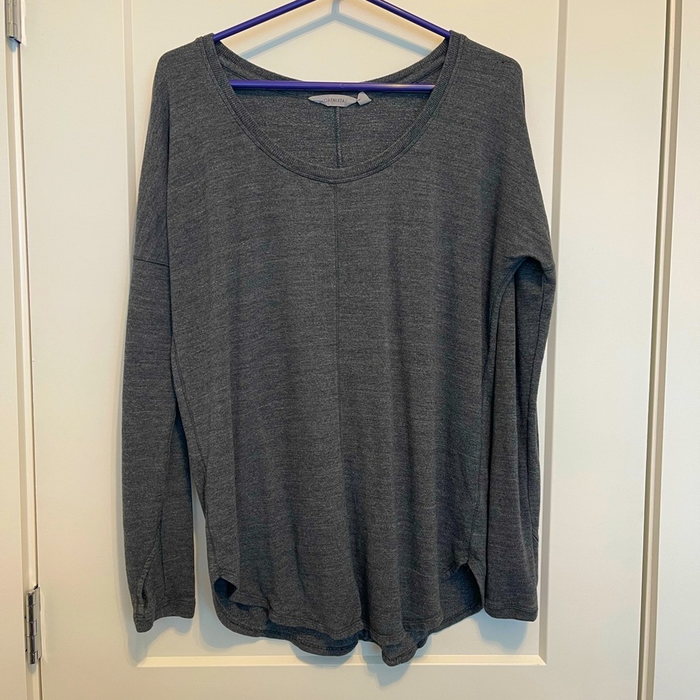 Athleta Heather gray long sleeve thumb cut out athleisure women’s top
